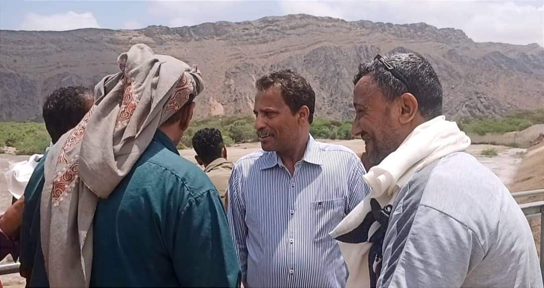 محافظ أبين يشهد تدفق السيول  الى دلتاأبين  البالغ منسوبها في سد باتيس  2.70 متر