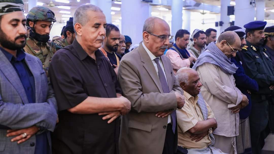 الكثيري يتقدم جموع مشيّعي نجل محافظ محافظة لحج