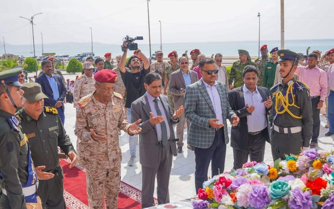 البحسني يضع إكليلا من الزهور على ضريح الجندي المجهول بالنصب التذكاري وساحة شهداء حضرموت