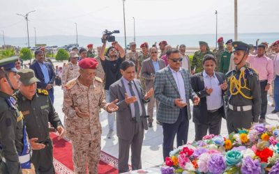 البحسني يضع إكليلا من الزهور على ضريح الجندي المجهول بالنصب التذكاري وساحة شهداء حضرموت