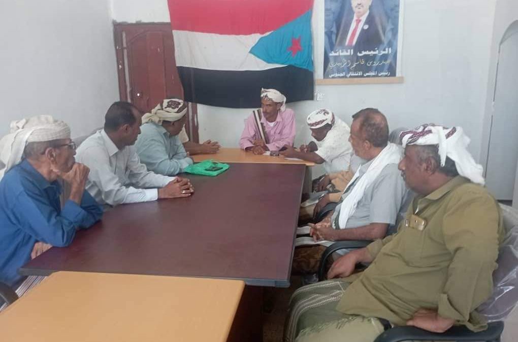 رئيس انتقالي أحور يلتقي بمدير مكتب الشباب والرياضة بالمديرية ونائب رئيس نادي أحور