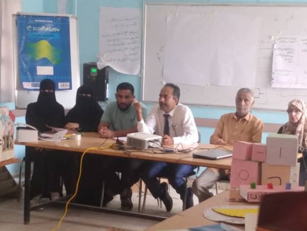 بحضور مدير عام مكتب التربية أبين  أختتام الدورة التدريبية لمعلمي ومعلمات مادة الرياضيات للصفوف الأولى في مدارس مديرية خنفر بمحافظة أبين