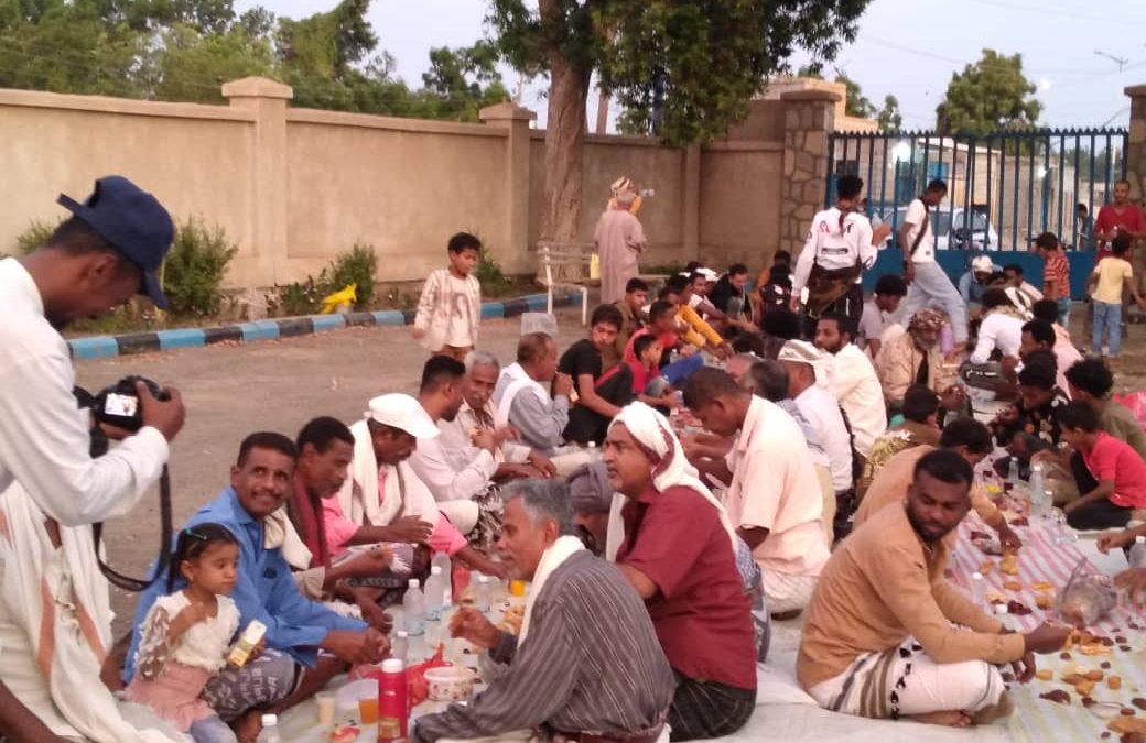 للسنة الثانية على التوالي –“شباب الكود “بأبين ينظمون إفطار جماعي لأهالي المنطقة