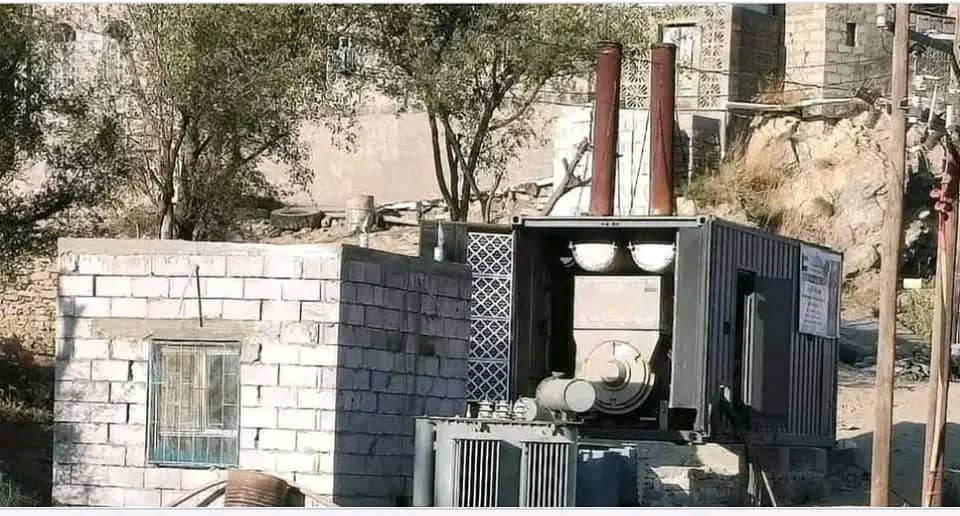 ماس كهربائي في أحد المحولات يتسبب في انقطاع التيار الكهربائي عن خط وادي سرار