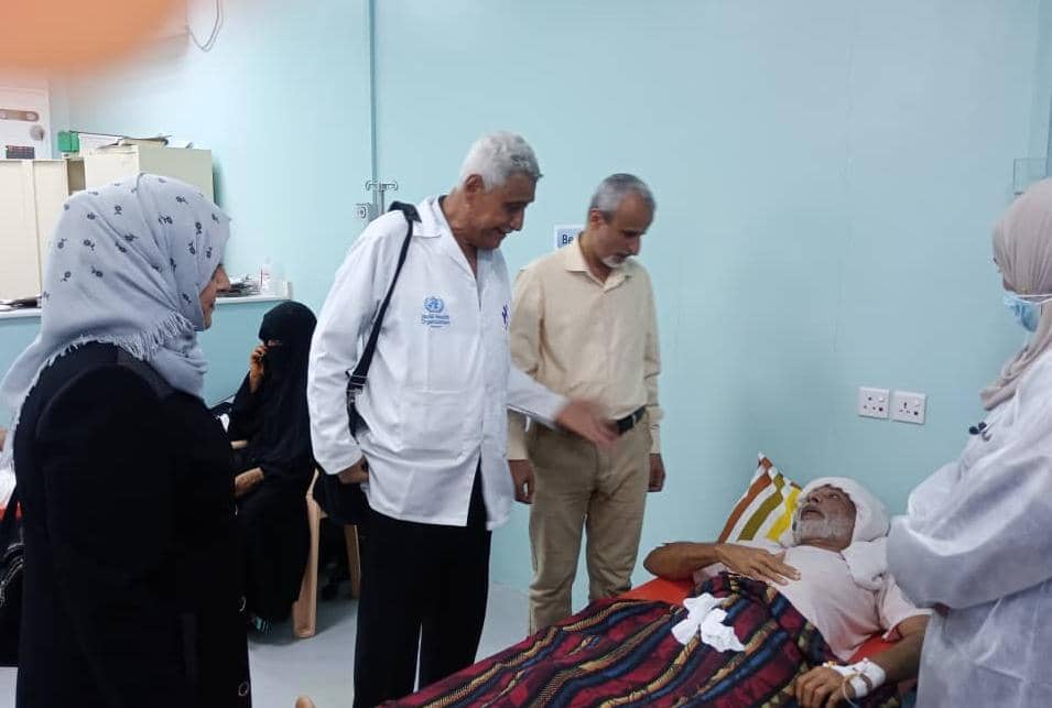 الوكيل الشبحي يتفقد مرضى الكوليرا بمركز العزل في مستشفى الصداقة ويؤكد ان صحة المواطن هي المعيار الحقيقي لأي بلد في العالم ويجب إهتمام الكل في هذا المجال.