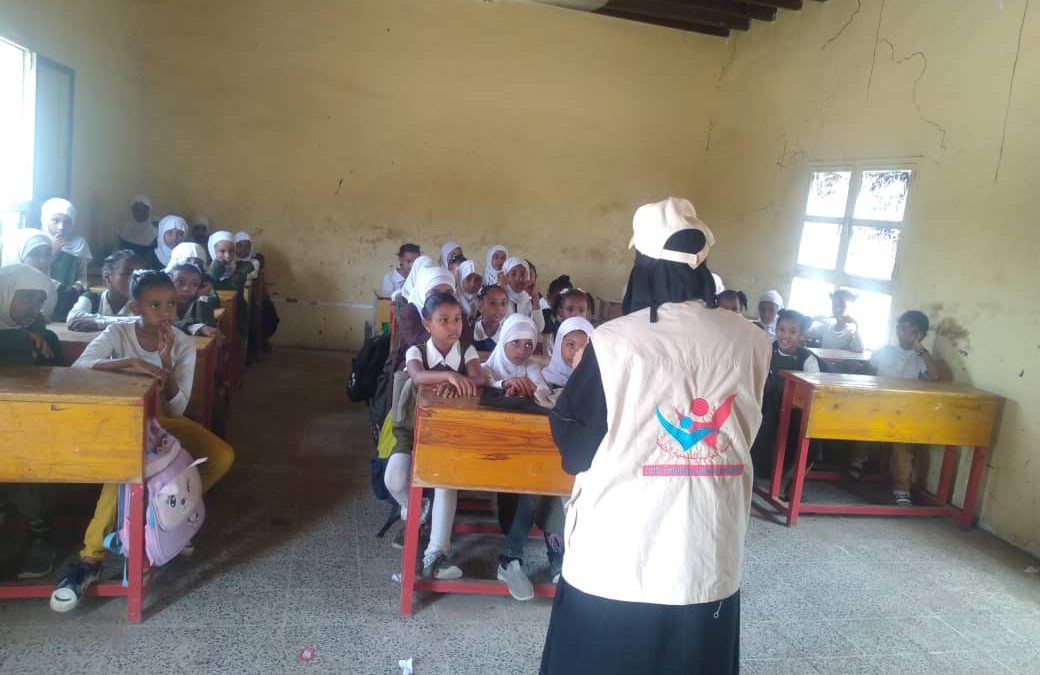 أبين: مؤسسة شباب للتنمية الشاملة واللجنة المجتمعية خنفر تطلقان حملة “حياة” لتوعية من وباء الكوليرا في المدارس