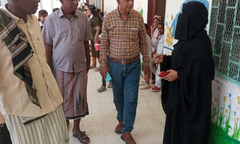 مدير عام زنجبار يزور عدد من مدارس المديرية ويطلع على احتياجاتهم