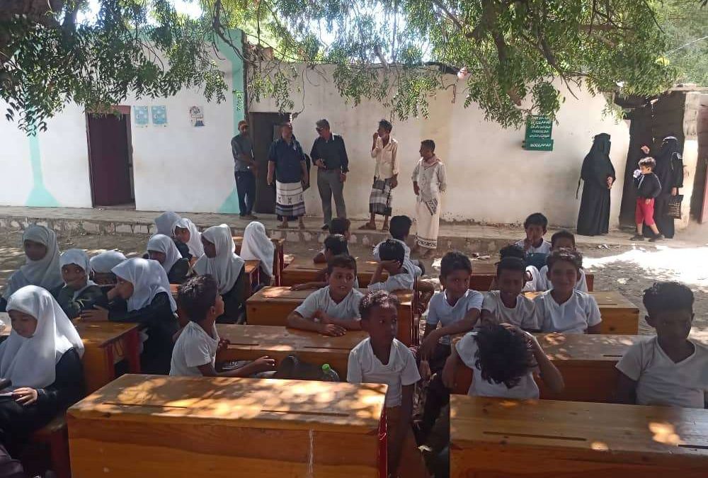 إدارة التعليم بانتقالي أبين تطلع على الأضرار التي لحقت بمدرسة عمر بن عبدالعزيز بخنفر