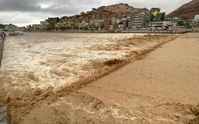 عاجل / سيول الأمطار تقطع الطرق العامة والخط الدولي وتجرف عشرات السيارات بحضرموت