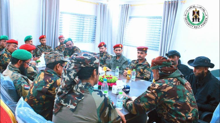 العميد “السيد” يترأس اجتماعًا بقيادات قطاعات الحزام والوحدات الأمنية والعسكرية المُشاركة في مكافحة الإرهاب بأبين
