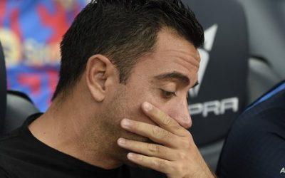 بعد أسابيع من تراجعه عن الرحيل.. نادي برشلونة يقيل مدربه تشافي
