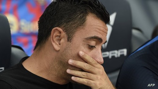 بعد أسابيع من تراجعه عن الرحيل.. نادي برشلونة يقيل مدربه تشافي