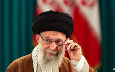 أول تعليق من خامنئي بعد حادث مروحية الرئيس الإيراني