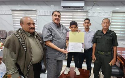 مدير أمن عدن يُكرّم طفل عثر على مجوهرات ثمينة واعادها لمالكها