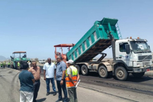 بدء سفلتة الطريق الرابط بين دوار الرحاب ودوار كنديان في العاصمة عدن