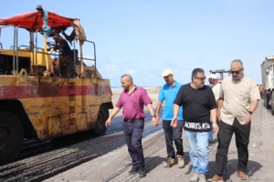 المهندس الماس يتفقد أعمال السفلتة للجهة اليمين من خط العلم _ دوفس