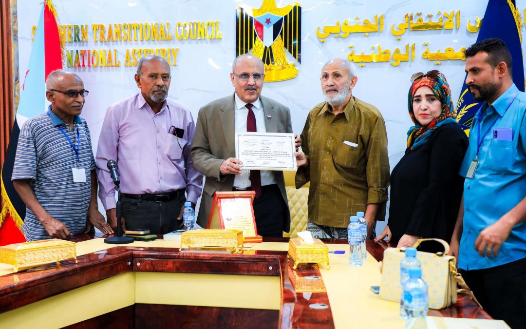 منتدى الباهيصمي يكرّم الأستاذ علي الكثيري بدرع المحبة والوفاء