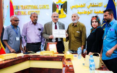 منتدى الباهيصمي يكرّم الأستاذ علي الكثيري بدرع المحبة والوفاء