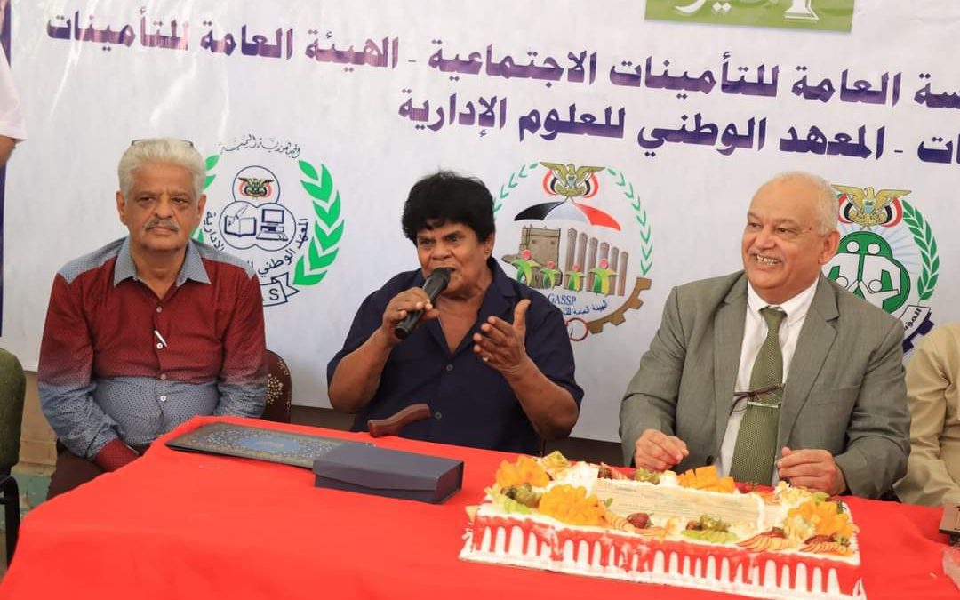 وزير الخدمة المدنية والتأمينات يكرم عدد من موظفي الوزارة والمؤسسات والهيئات التابعة للوزارة بمناسبة عيد العمال العالمي
