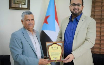 رئيس الهيئة الوطنية للإعلام يتسلم درعا تكريميا من كلية الاعلام بجامعة عدن