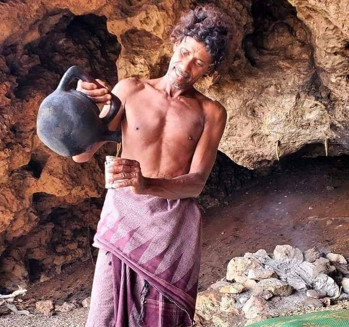 رجل الكهف يعيش كما تركه أبونا آدم في ارخبيل سقطرى