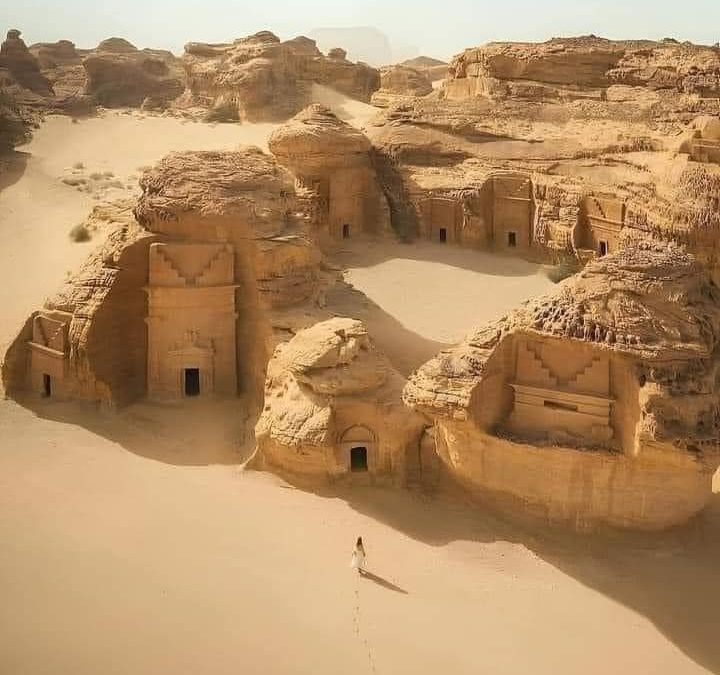 الحجر المعروف باسم مدائن صالح موقع أثري يقع في منطقة العلا با السعودية غالبية الآثار الموجودة تعود إلى مملكة الأنباط