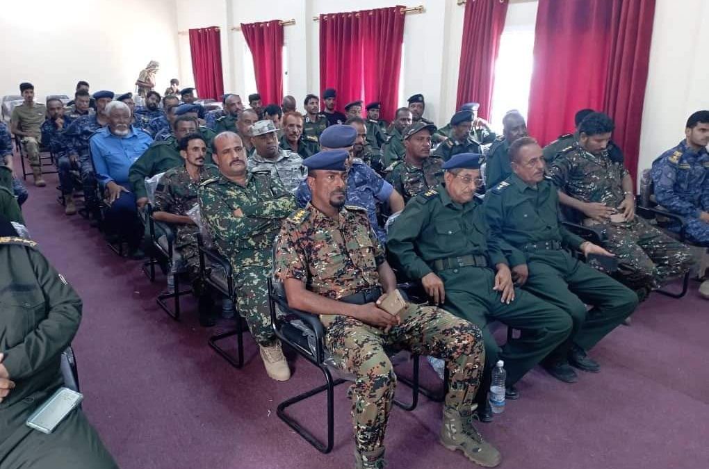 العميد الكازمي يُكرم عدد من ضباط إدارة أمن محافظة أبين