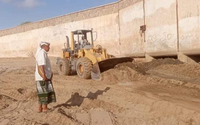 المهندس درويش والشيخ العميسي يشرفا على العمل في تصفية الترسبات بحوض سد فؤاد بأحور