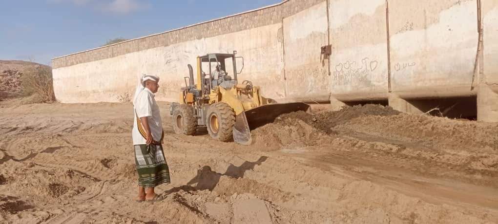 المهندس درويش والشيخ العميسي يشرفا على العمل في تصفية الترسبات بحوض سد فؤاد بأحور