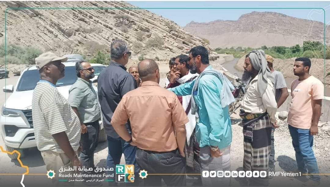 المهندس معين الماس يطلع على تنفيذ الأعمال بمشروع صيانة طريق باتيس_كبث في أبين