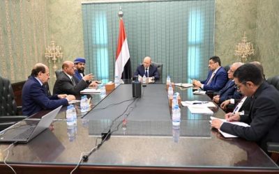 رئيس مجلس القيادة يجتمع برئيس الوزراء ومحافظ البنك المركزي والوزراء والمسؤولين المعنيين بالشأن الاقتصادي والشؤون الخارجية