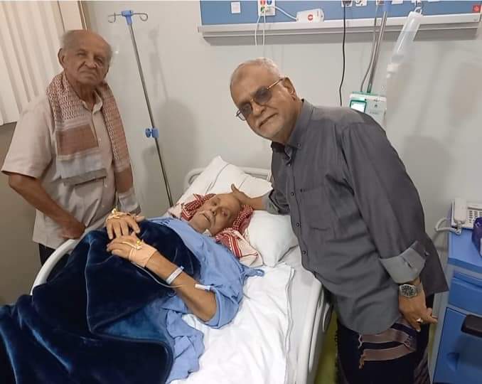 الفنان العطروش يزور المخرج محمد السلامي في المستشفى