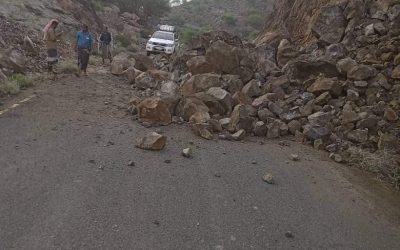 انهيار صخري ضخم يغلق الحدود بين الشمال والجنوب في عقبة المنصورة