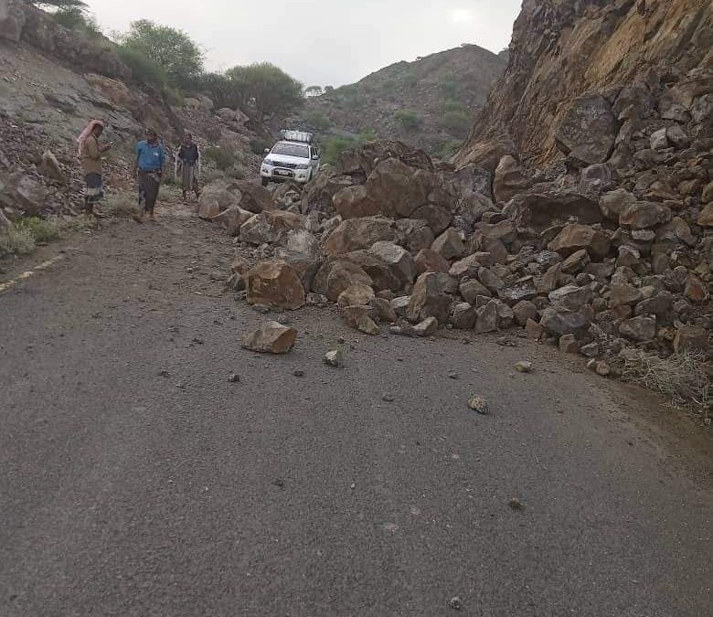 انهيار صخري ضخم يغلق الحدود بين الشمال والجنوب في عقبة المنصورة