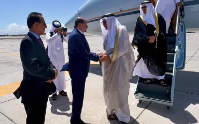 وزير خارجية البحرين يصل عدن على رأس وفد رسمي حاملا رسالة من ملك  البحرين الى رئيس مجلس القيادة الرئاسي