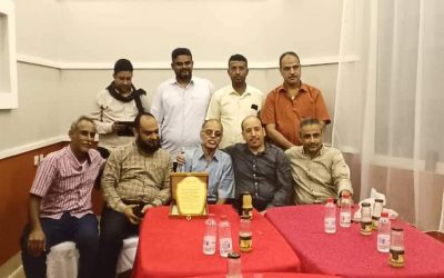 طلاب مدرسة بدر الموحدة بخورمكسر يكرمون مدير المدرسة الأستاذ محمد سالم عبيد
