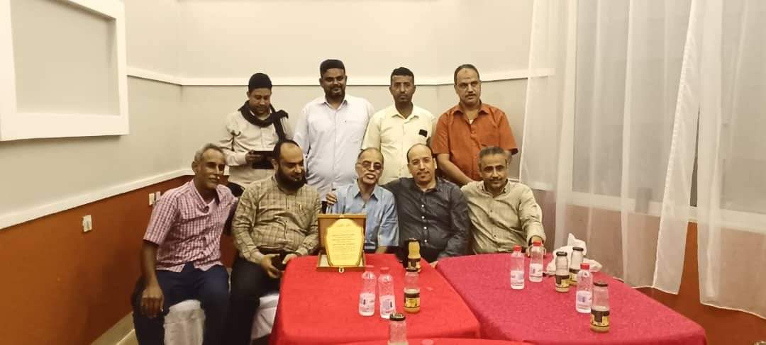طلاب مدرسة بدر الموحدة بخورمكسر يكرمون مدير المدرسة الأستاذ محمد سالم عبيد