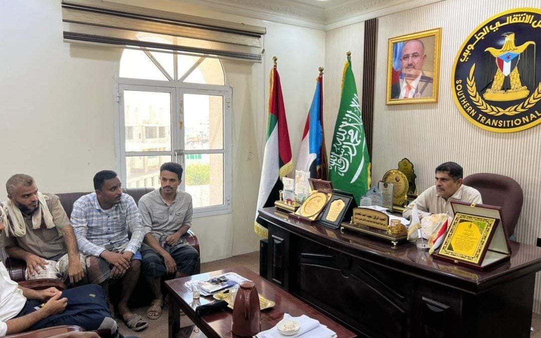 انتقالي حضرموت يناقش مع متعاقدي الاتصالات في المحافظة قرار ميليشيا الحوثي التعسفي بفصلهم