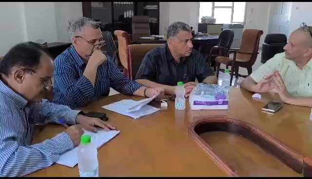 عدن تُناقش إنشاء 3 محطات تحلية مياه وتحديث خطط إعادة إعمار المنازل المتضررة