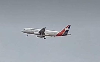 الكابتن طيار محمد مقبل مثني يشرف على تدريب عملي للطيارين المتدربين في عدن