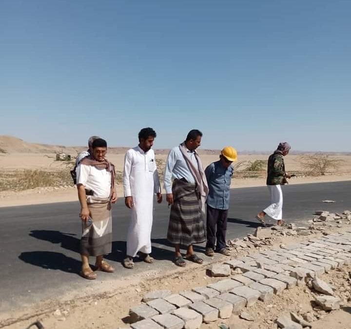 بتوجيهات المحافظ بن الوزير.. رويس والقرموشي يتفقدان الأعمال الجارية في صيانة الطريق الدولي عتق العبر.