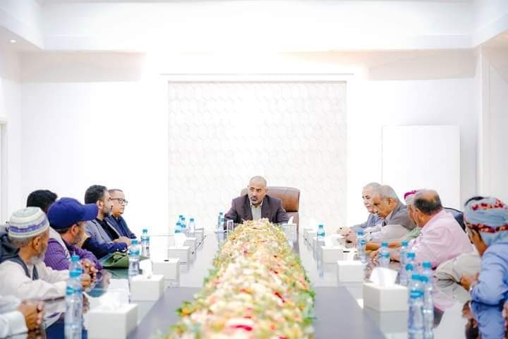 الرئيس  الزُبيدي يشيد بنضال وتضحيات أبناء حجر في الدفاع عن الجنوب وحماية حدوده