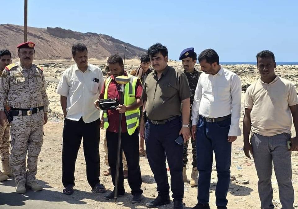 بتوجيهات المحافظ بن الوزير تدشين العمل في شق الشوارع بوحدة الجوار 117وإزالة العشوائيات بمدينة بئر علي.