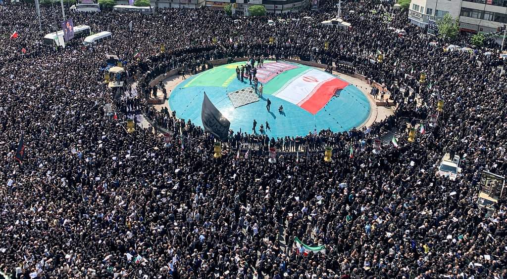 حشود غفيرة في وداع الرئيس الإيراني الراحل في طهران