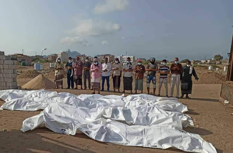 لحج: دفن 17 جثة مجهولة الهوية عقب تعفنها بسبب انقطاع الكهرباء