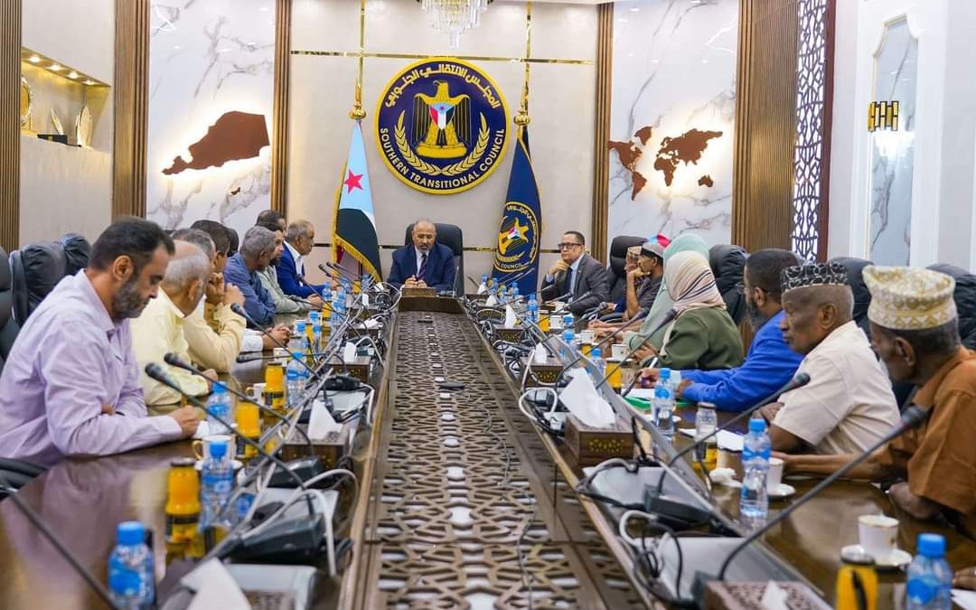 الرئيس الزُبيدي يحثّ النقابات العمالية على تنسيق عملها مع الوزارات