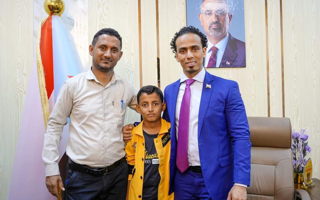 السقاف يلتقي الطفل يسلم المشارك ببطولة عباقرة العرب للحساب الذهني