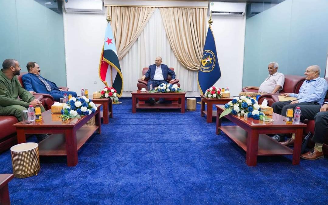 الرئيس الزُبيدي يطّلع على مستجدات الأوضاع الإنسانية والعسكرية في محافظة الضالع