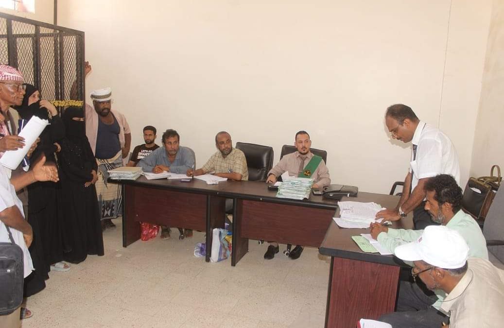 لحج .. محكمة الحوطة تعقد أولى جلساتها في قضية اختطاف طفلة حديثة الولادة