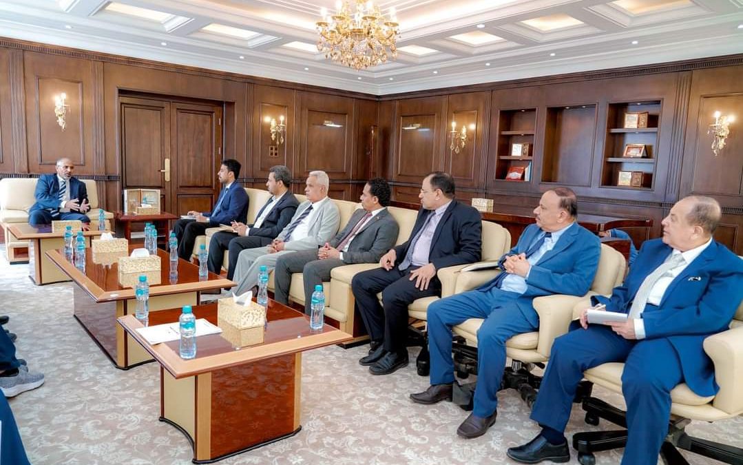 الرئيس القائد عيدروس الزُبيدي يترأس اجتماعا لبحث حلول عاجلة لوقف التدهور المتسارع للأوضاع الاقتصادية والخدمية